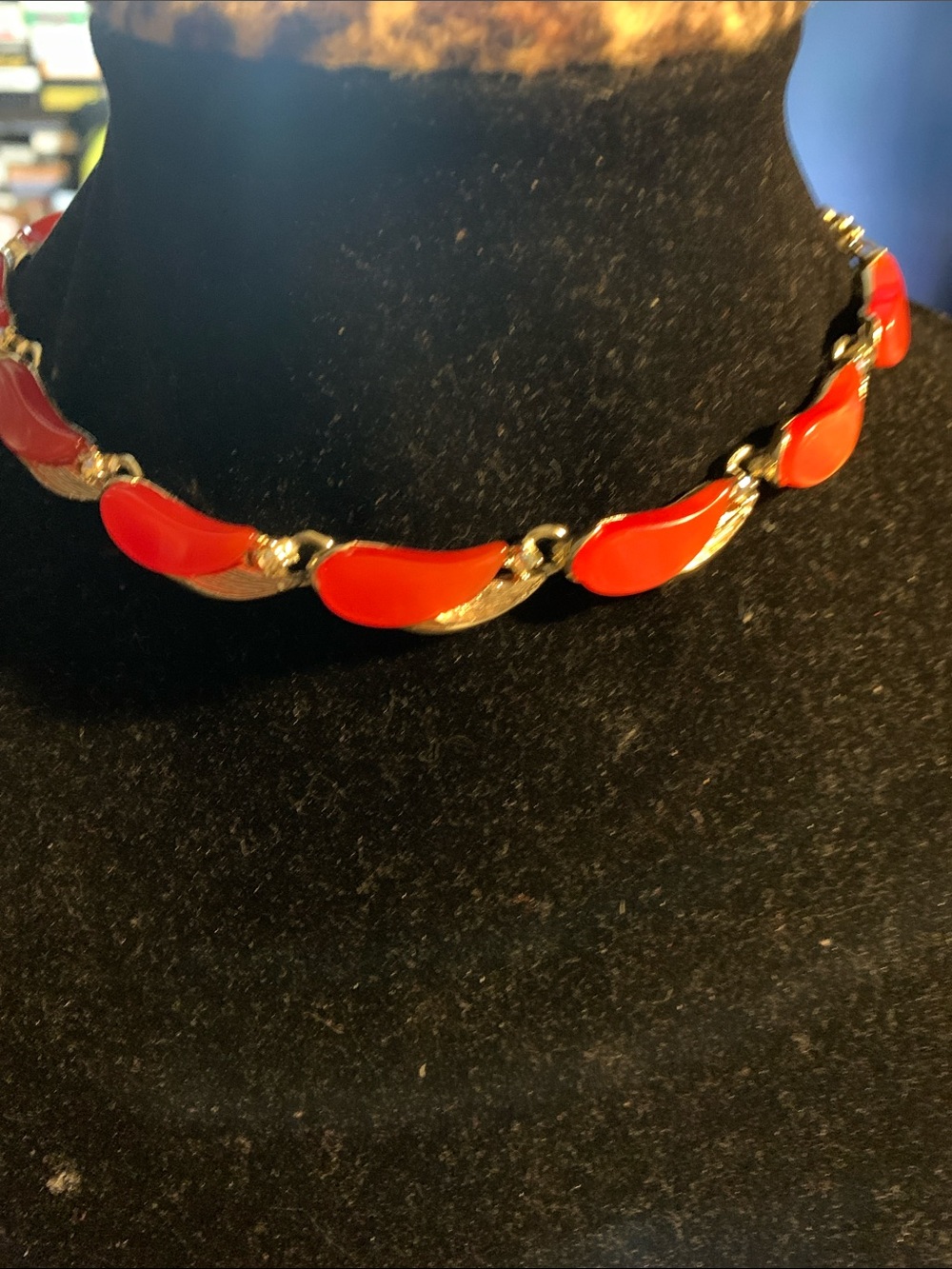 Vintage mid-century chocker plastic curved lucite necklace with leaf links.